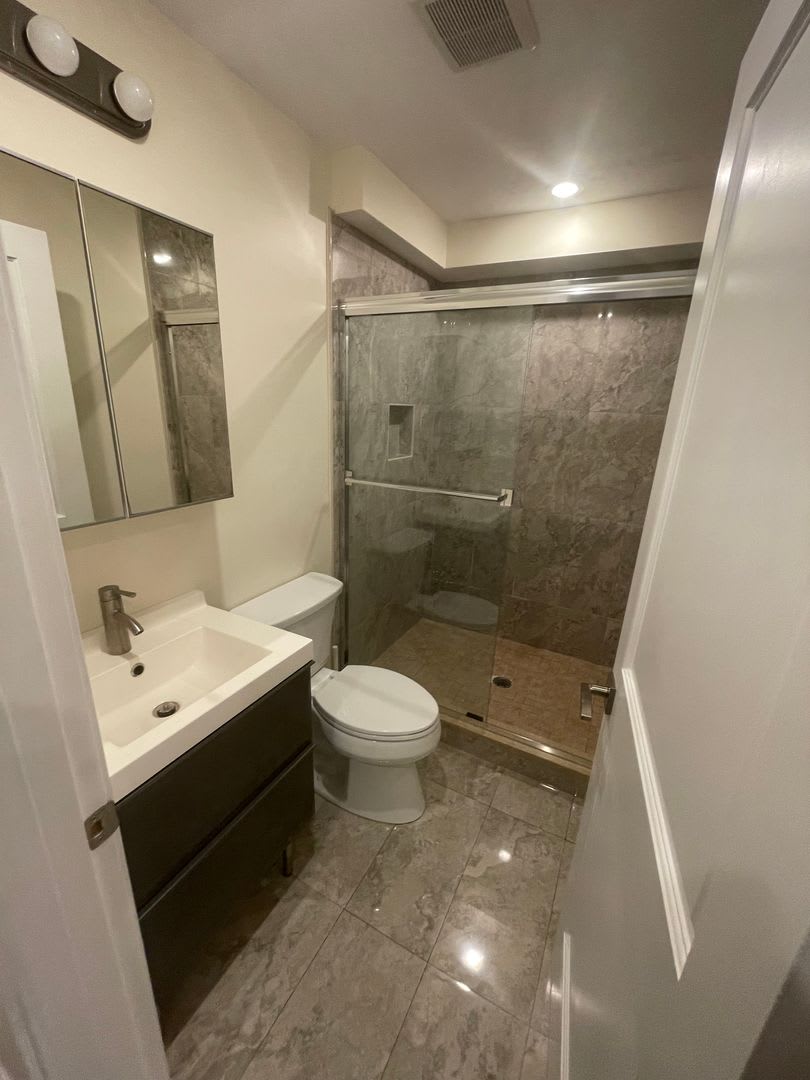 Huge updated studio the size of most 1 beds!! – photo 2