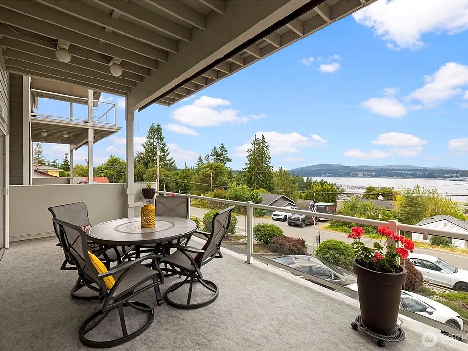 219 Tracy Avenue North – photo 1