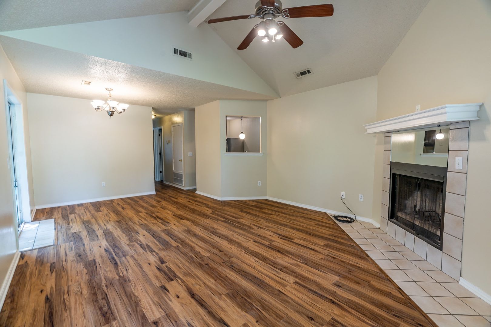 Refreshed 3 BR/2 BA home near I-49/UofA! Large fenced yard! – photo 3