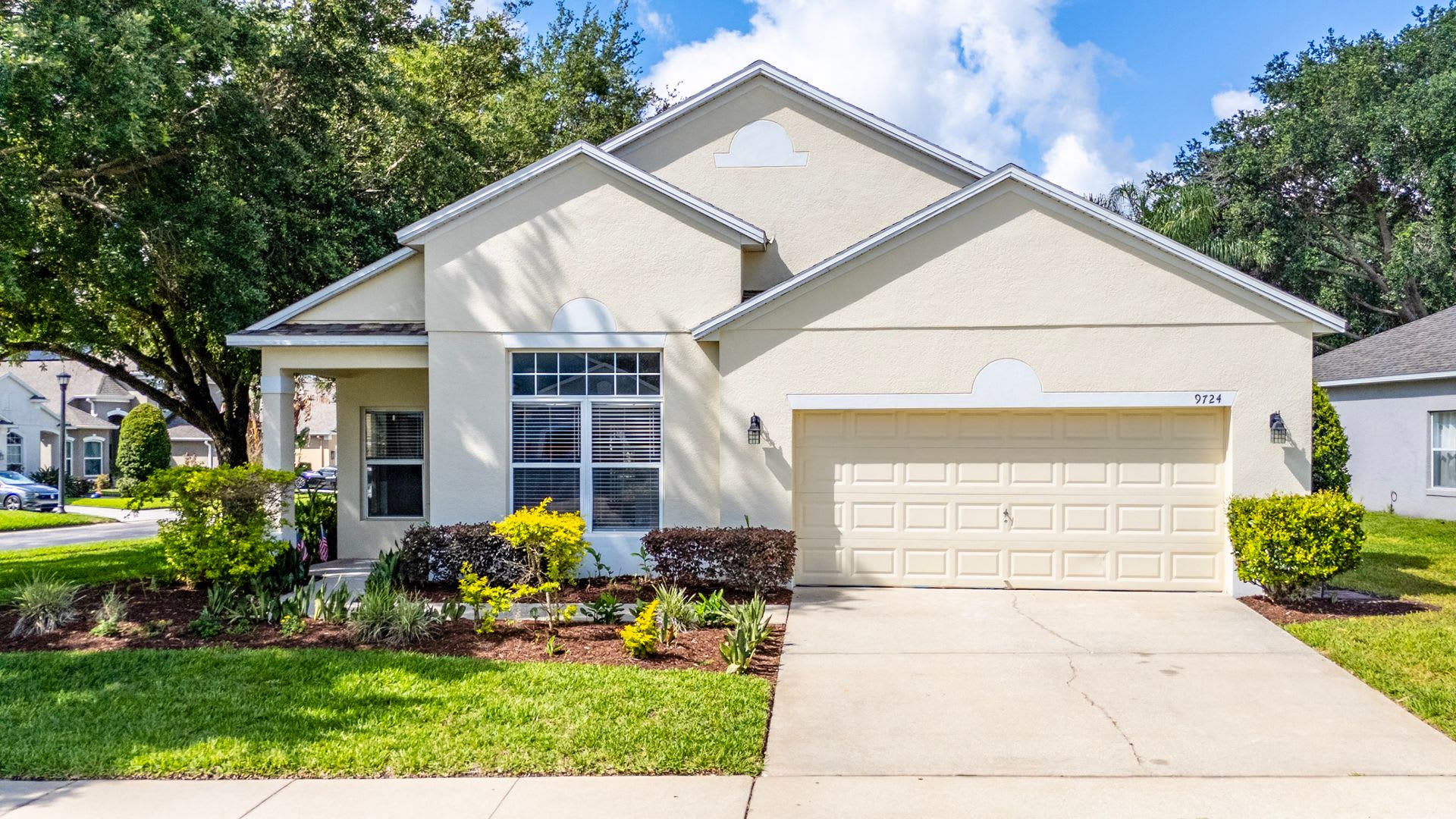Beautiful 4 Bedroom on Large Corner Lot – photo 2