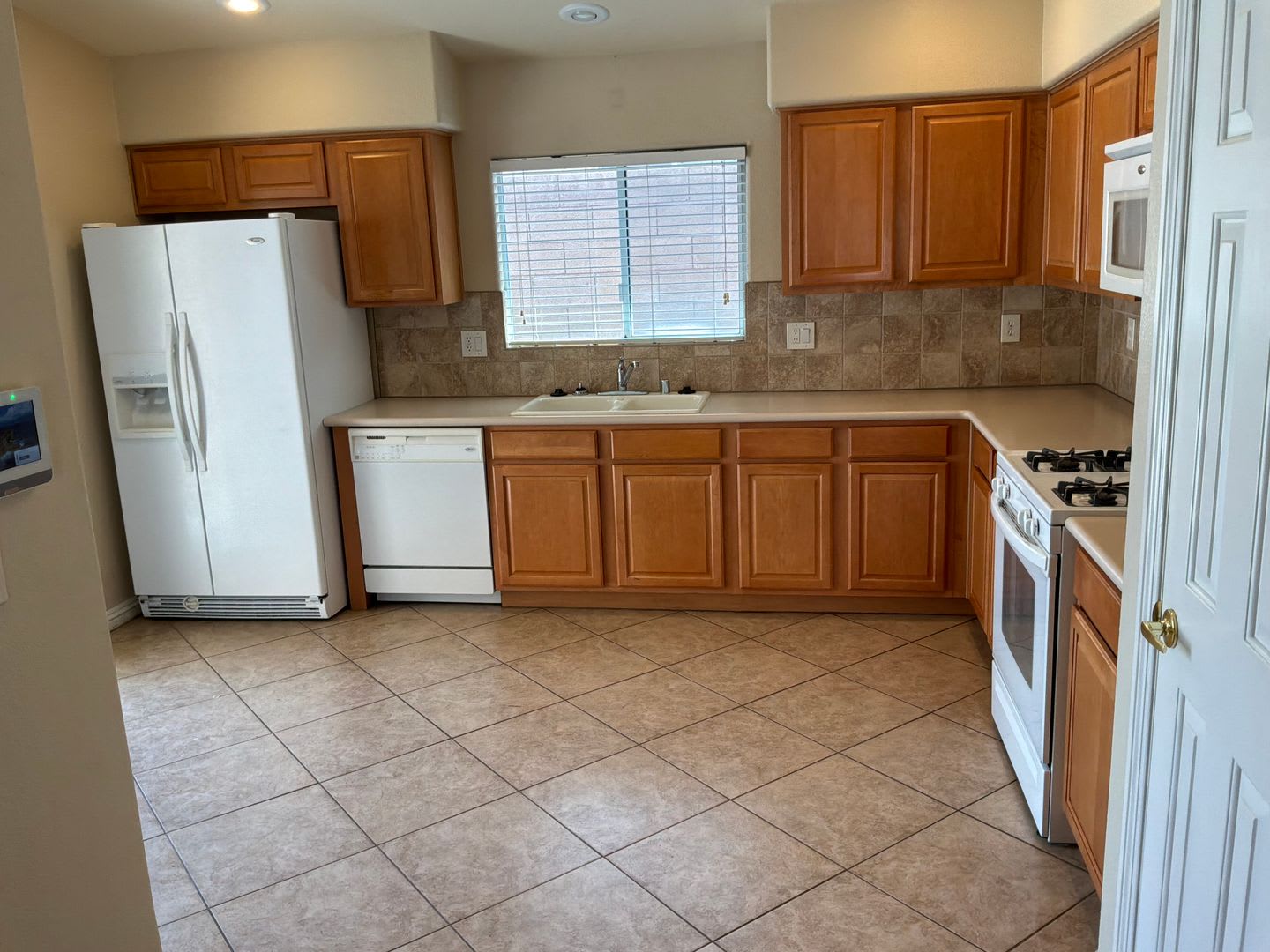 Single story Townhouse 2 bedrooms 2 bathrooms 2 car attached garage located in a gated subdivision – photo 5
