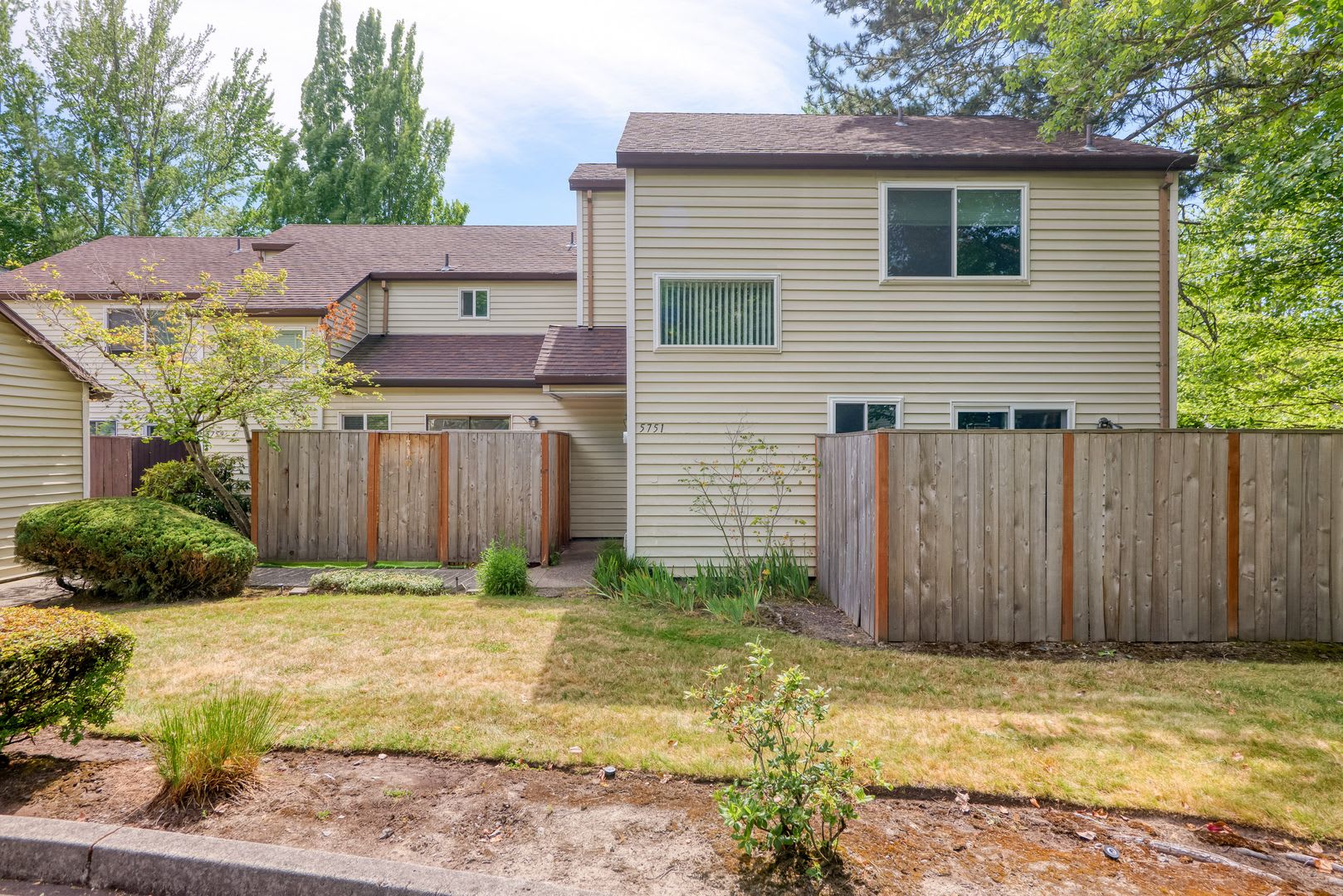 Beautiful 3-Bedroom Townhome in Cross Creek Village – photo 2
