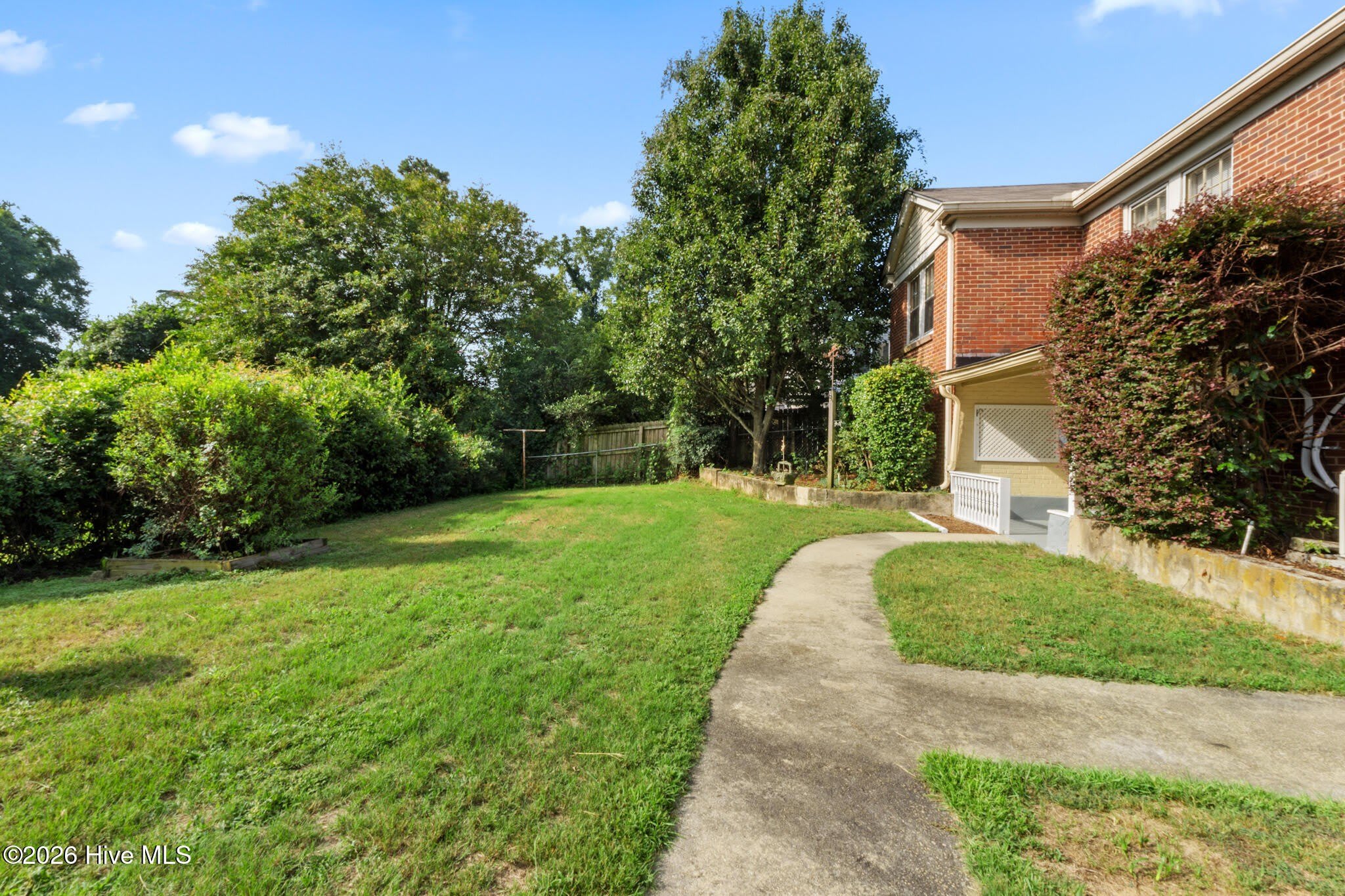1422 Heard Avenue – photo 2
