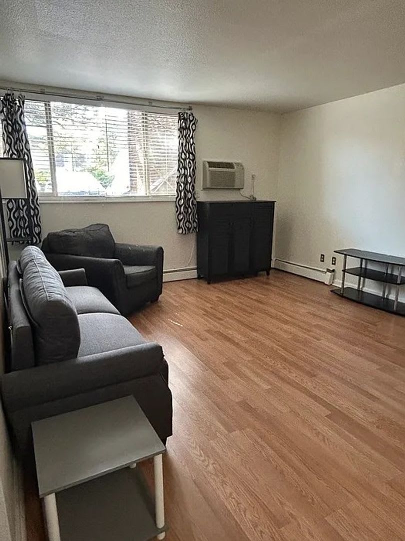Coming Soon! 1 BR/1BA – photo 3
