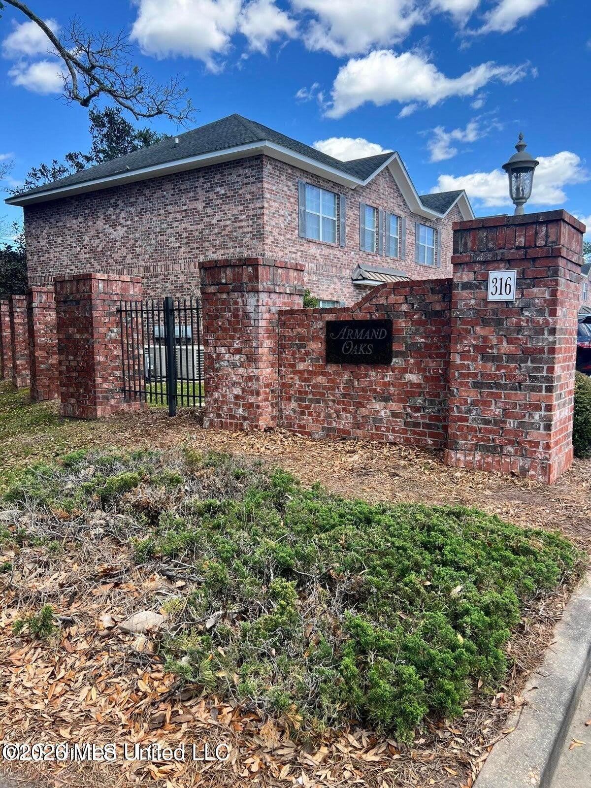 111 Armand Oaks – photo 2