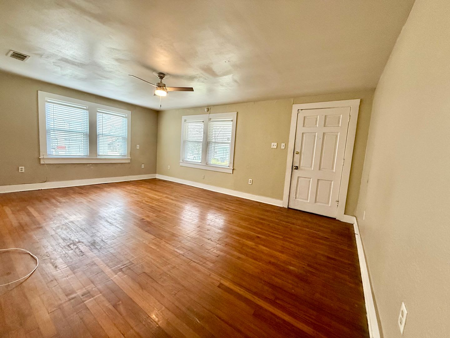 Charming 2 Bedroom 1 Bathroom Home For Rent – photo 4