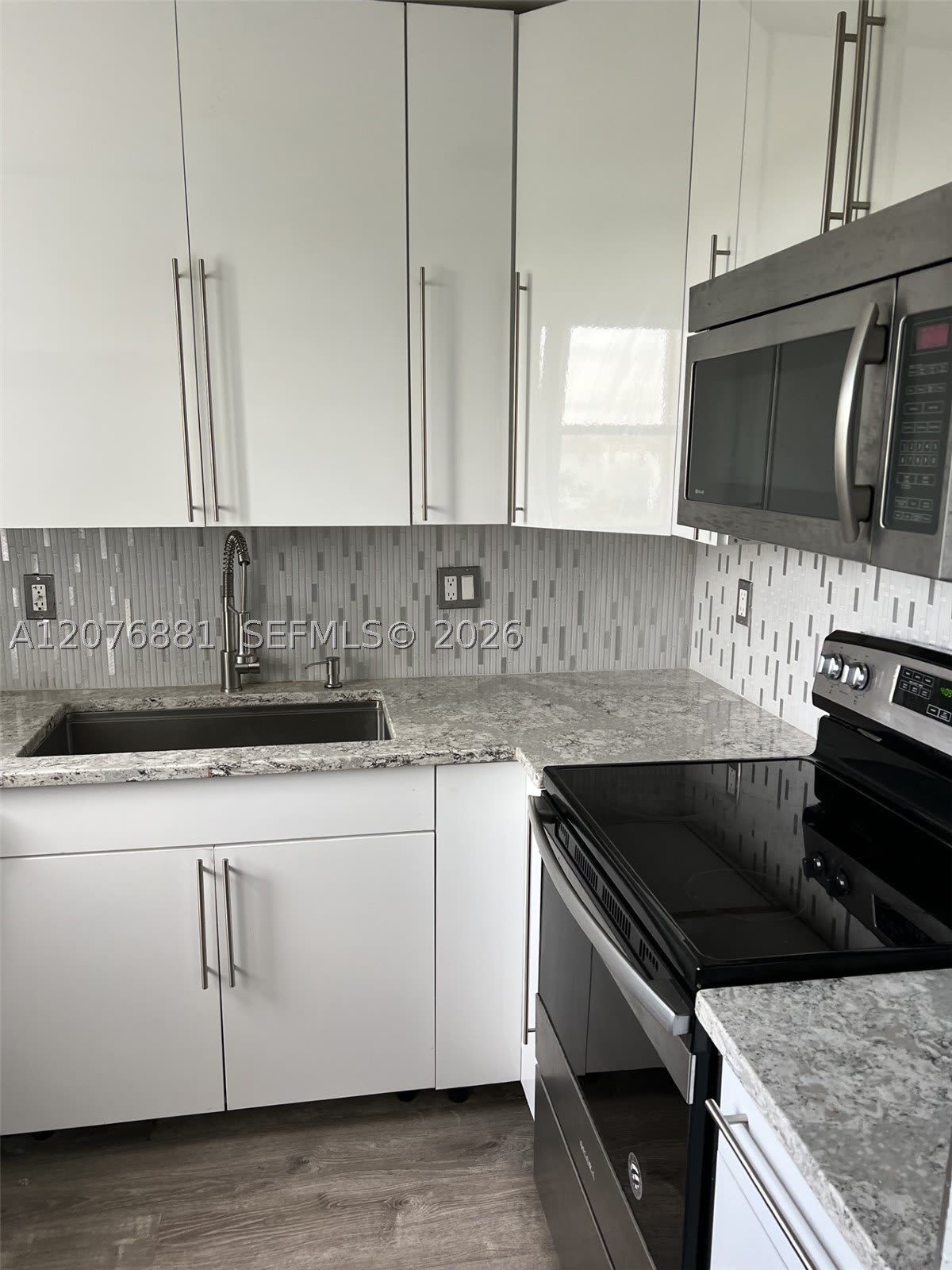 941 Crystal Lake Dr – photo 2