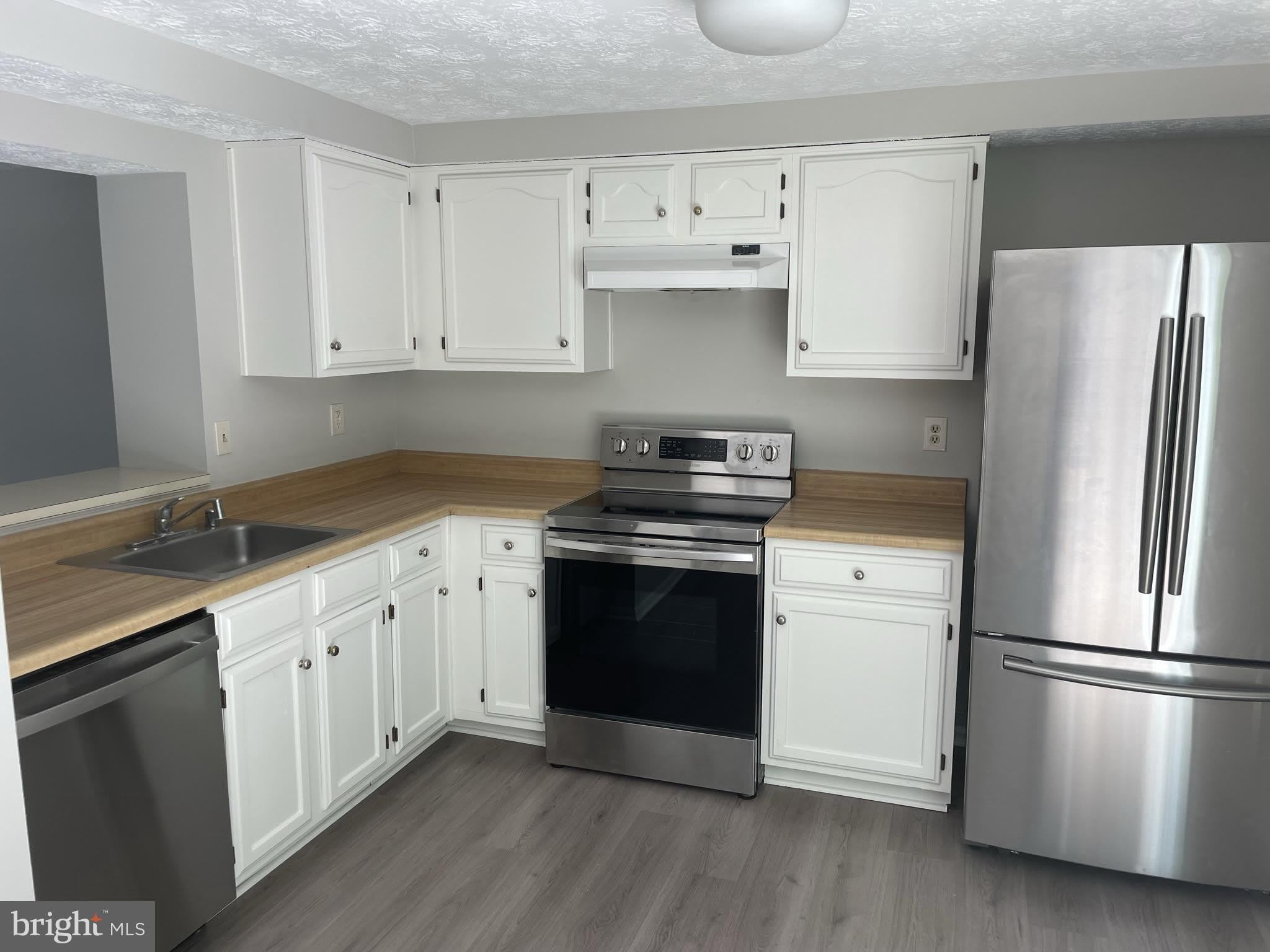 9412 CHIPPENHAM Drive – photo 3