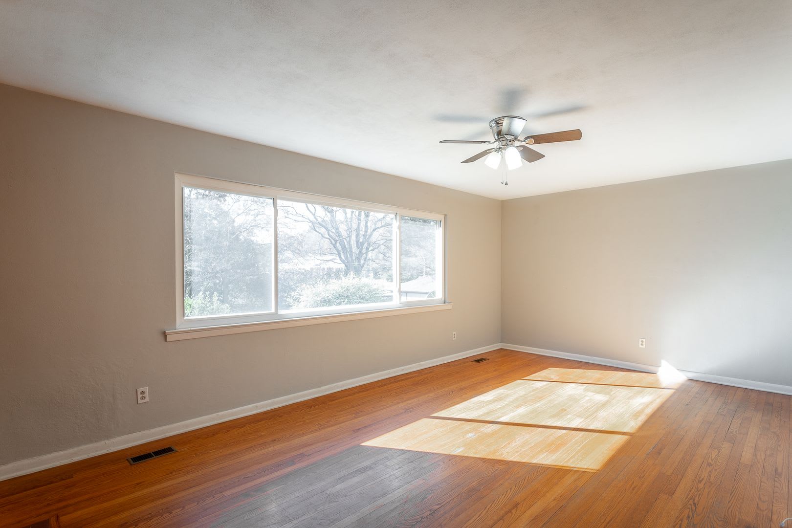 2 Bedroom 1.5 Bath Home in East Ridge – photo 3