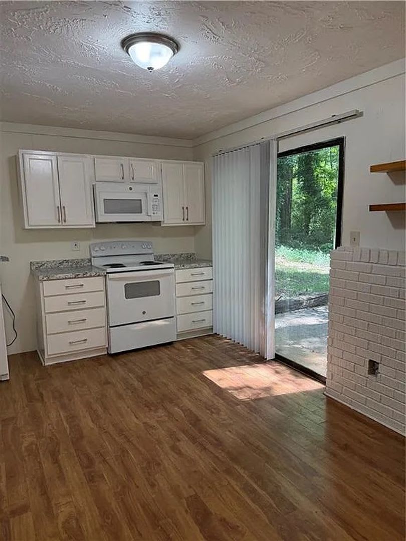 Room in 2 Bedroom Home at Wedgewood Dr – photo 2