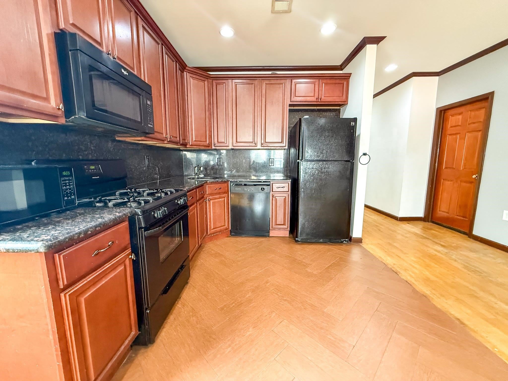 107 Oxford Ave – photo 3