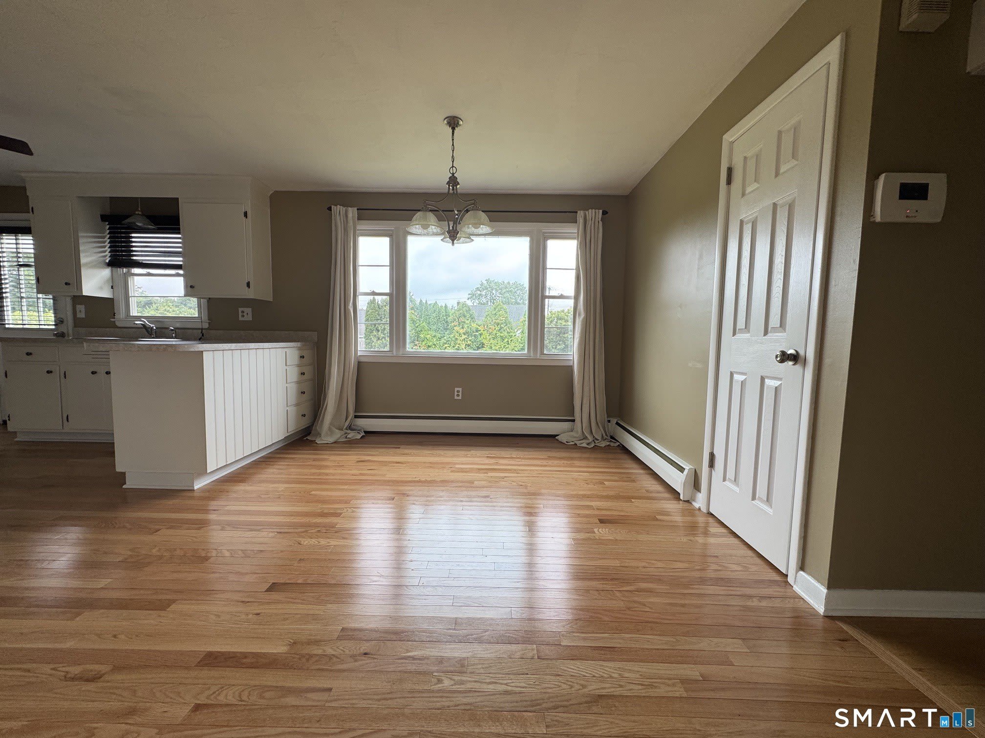 85 maureen Street – photo 4
