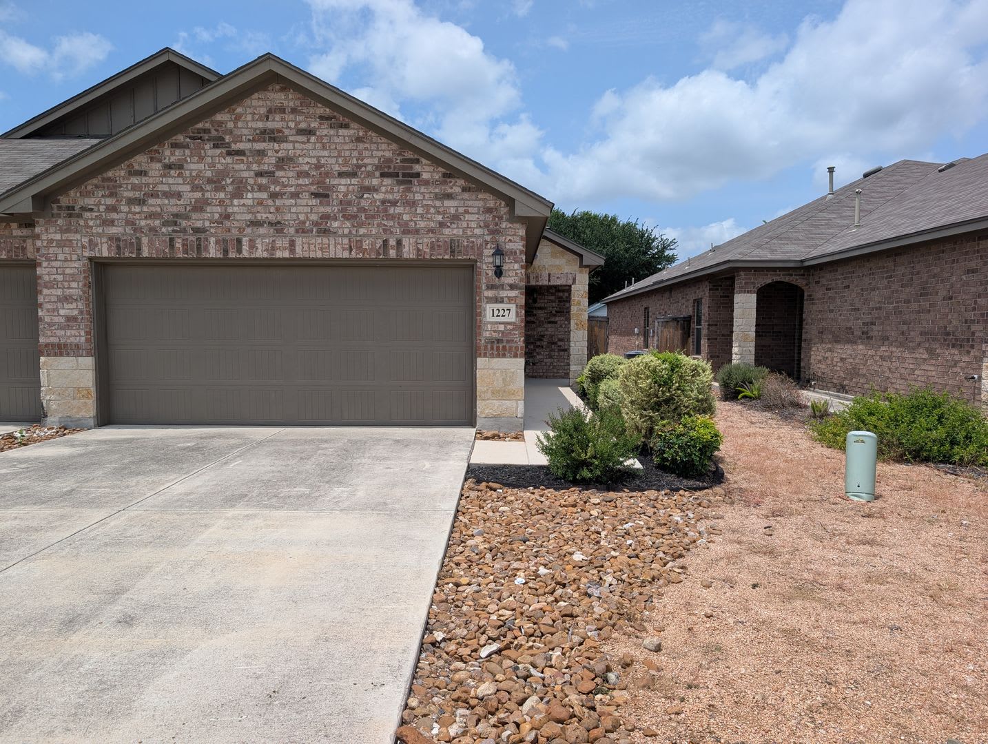 1 Month Free rent with a 13 Month Lease / Walk to Gruene/ Fridge Inculded / No Carpet / CISD – photo 3