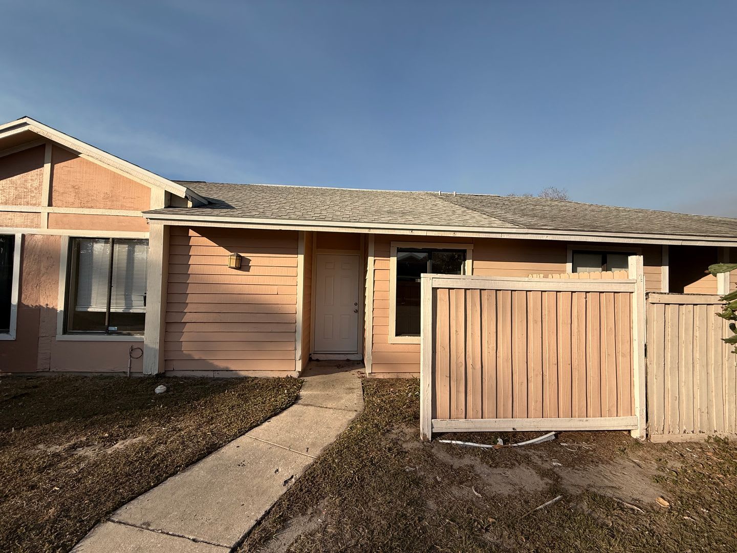 IMMEDIATE MOVE IN!!!!!Cute 2 Bed / 2 Bath – photo 1