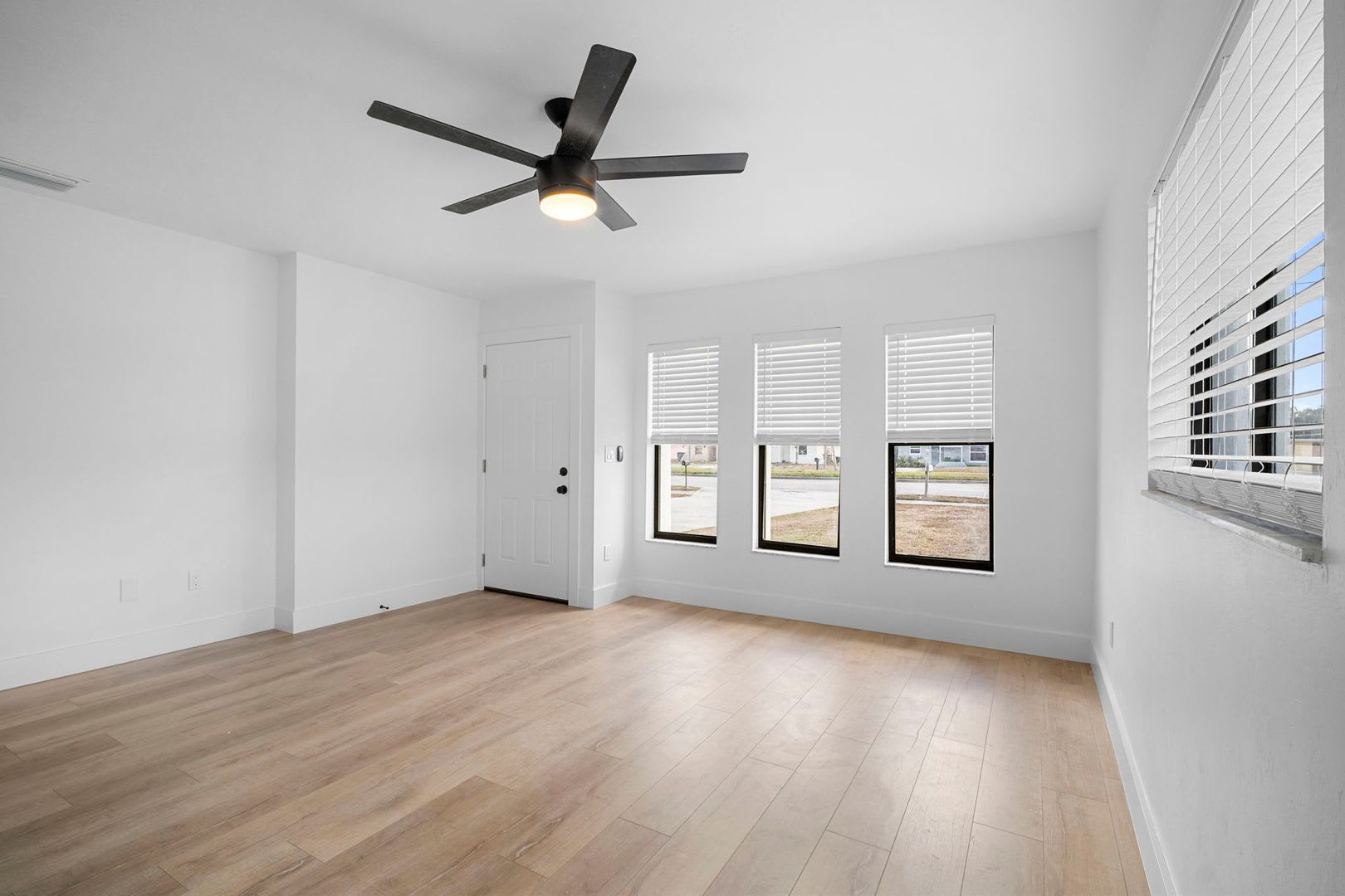 ****SPECIAL 2 WEEKS FREE**** Move-In Ready Cape Coral Home – Newly Remodeled Interior – photo 4