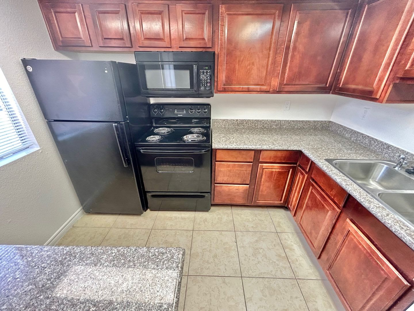 ADORABLE 2 BEDROOM 2 BATHROOM 1ST FLOOR CONDO – photo 4