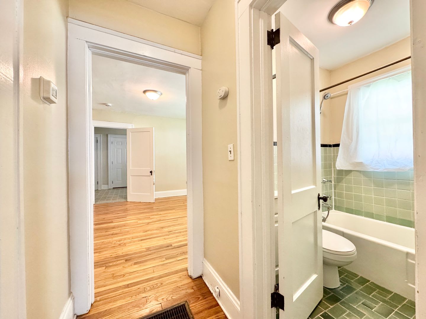 1 BR Apartment w/ Lawn Service Included – photo 4