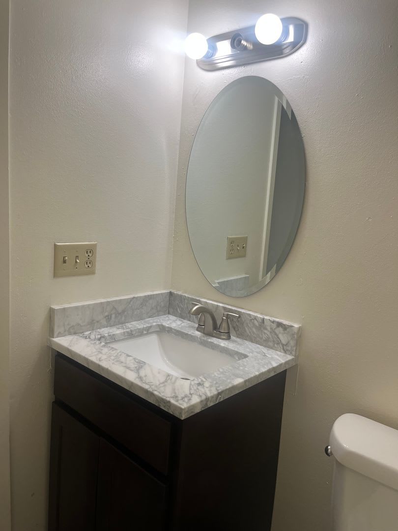 Large Three bedroom & 2 1/2 bath unit for rent for August move in!! – photo 4