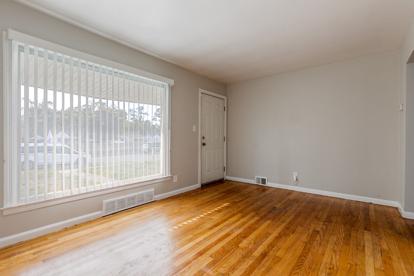 Beautiful Brick Bungalow Only 1375 Mo – photo 2
