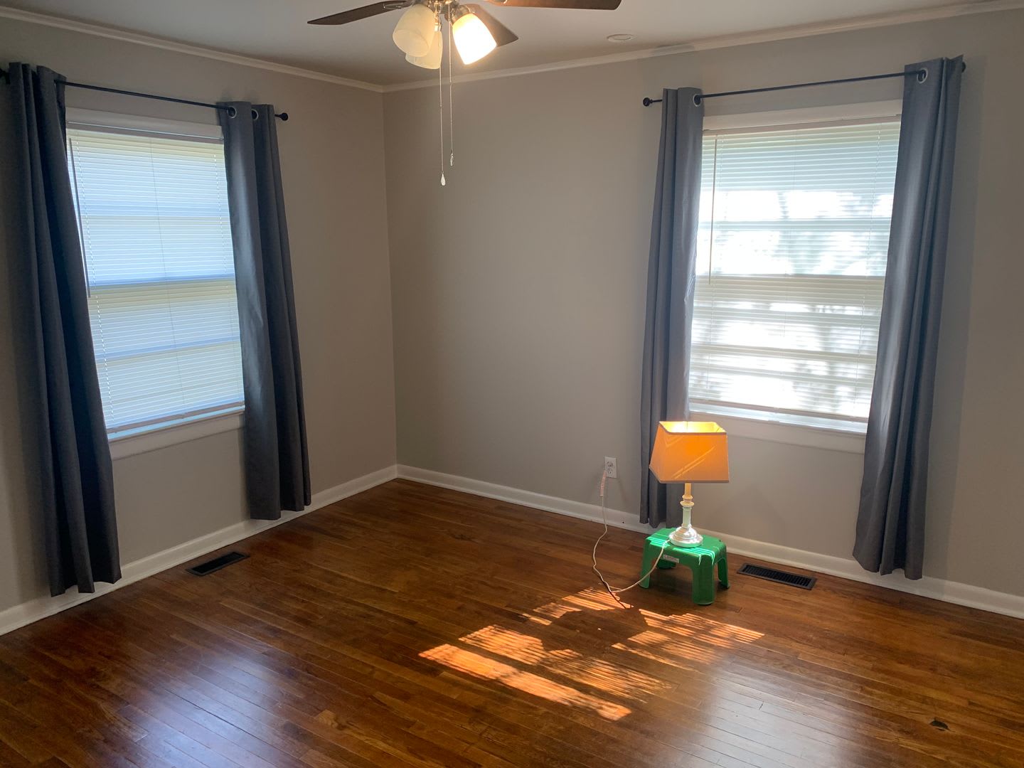 Cute 2BR/1BA on top of the hill just across the street from U of A Campus! – photo 4