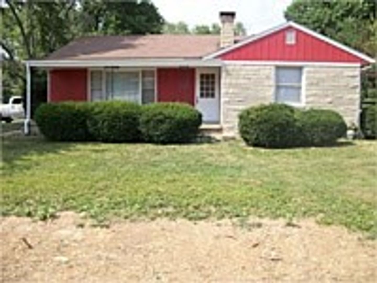 Will go fast! 3 BED house across from Memorial Stadium! – photo 4