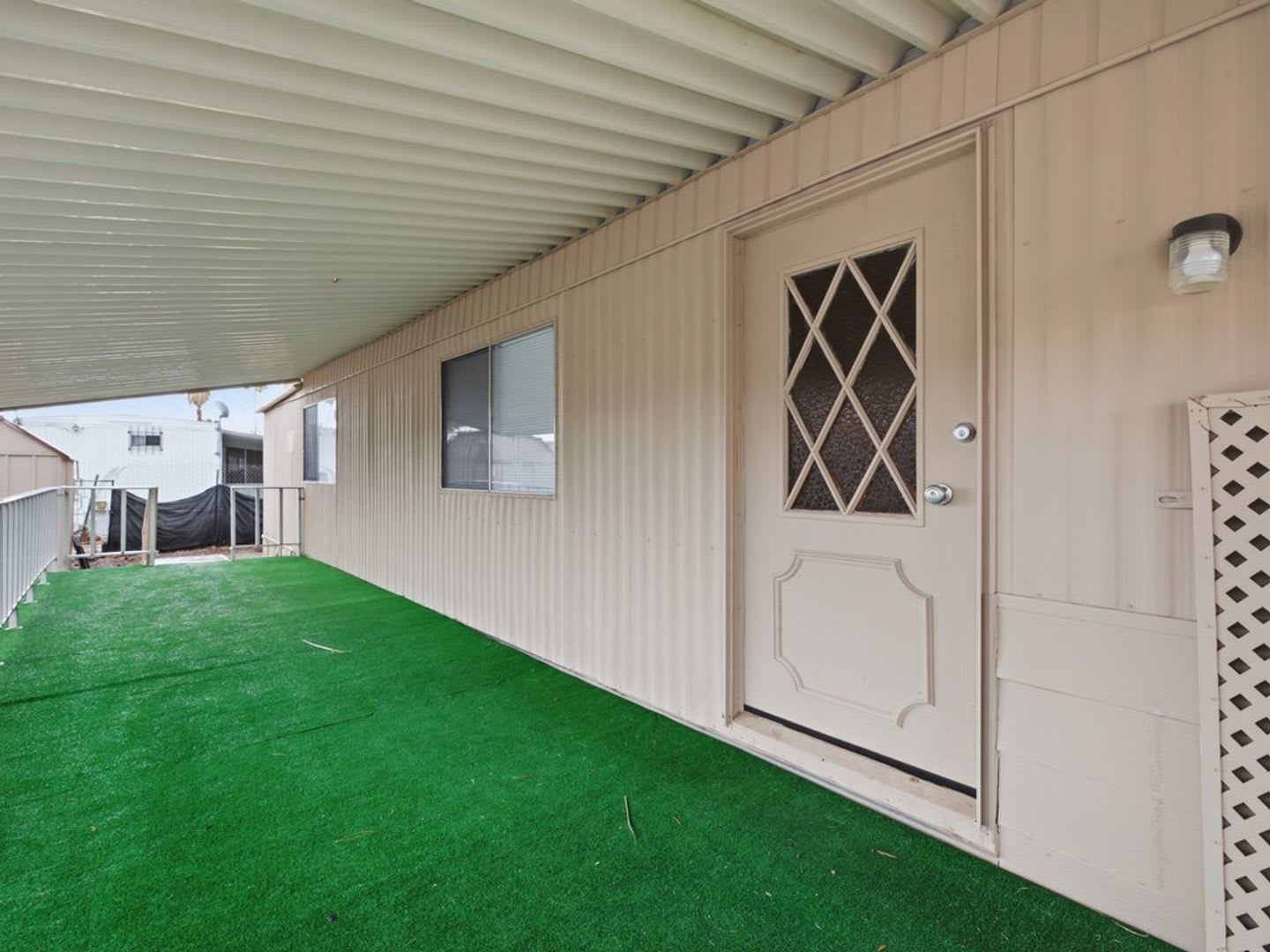 3 Bedroom 2 Bathroom With community Pool! – photo 4