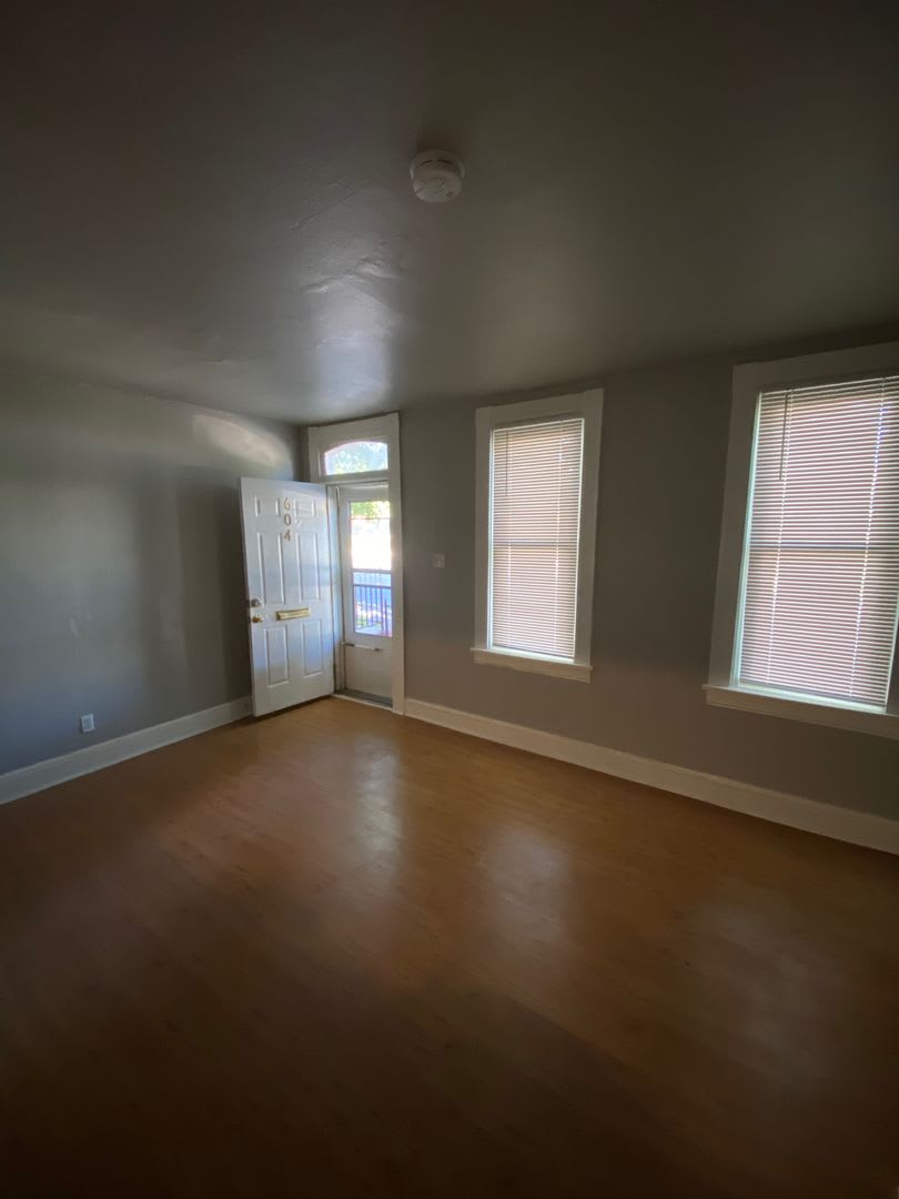 Lovely Four Bedroom House in Lancaster City with Fenced in Backyard – photo 3