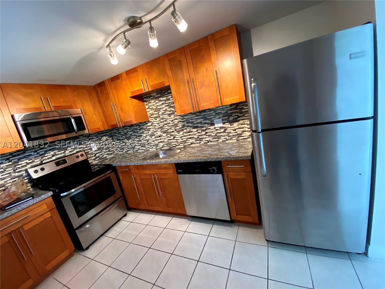 9280 FONTAINEBLEAU BL – photo 2