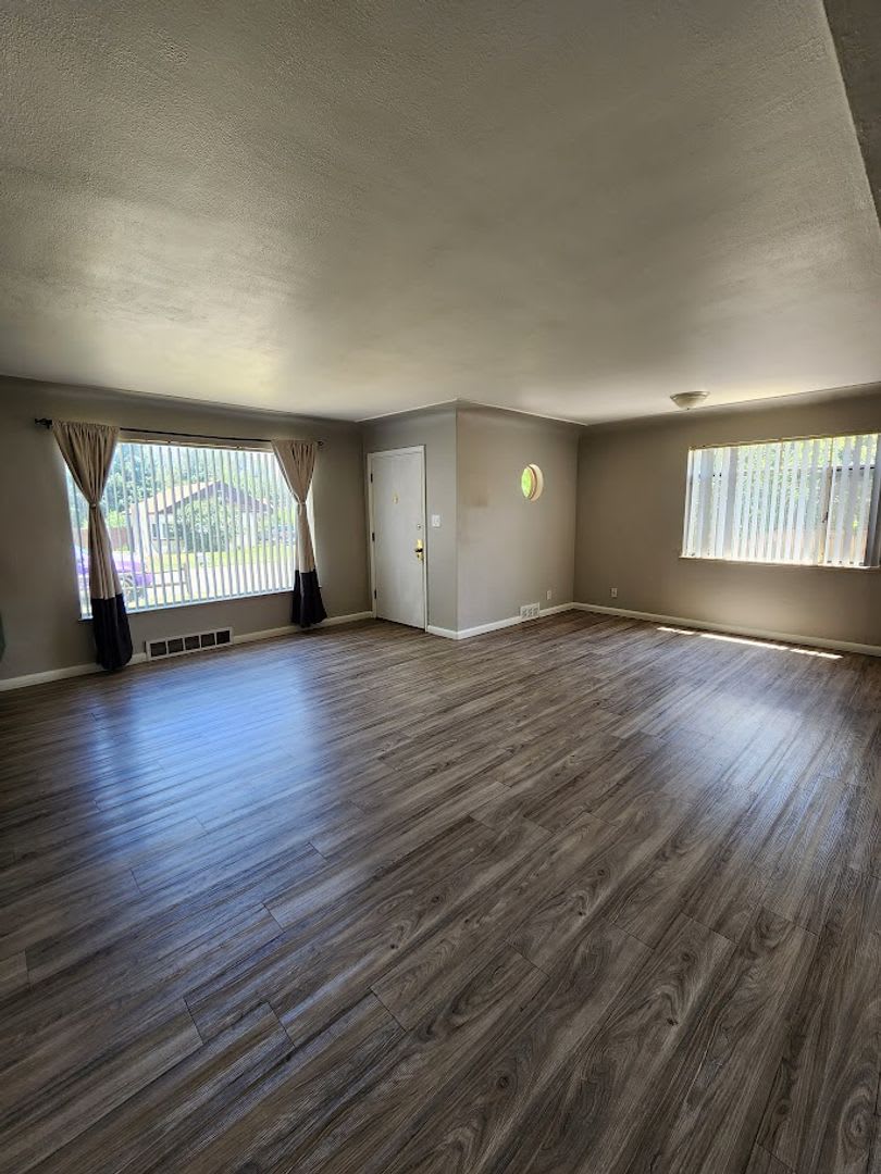 Long Realty Property Management Spacious Lakewood Ranch On Oversized Lot Near Light Rail – photo 3