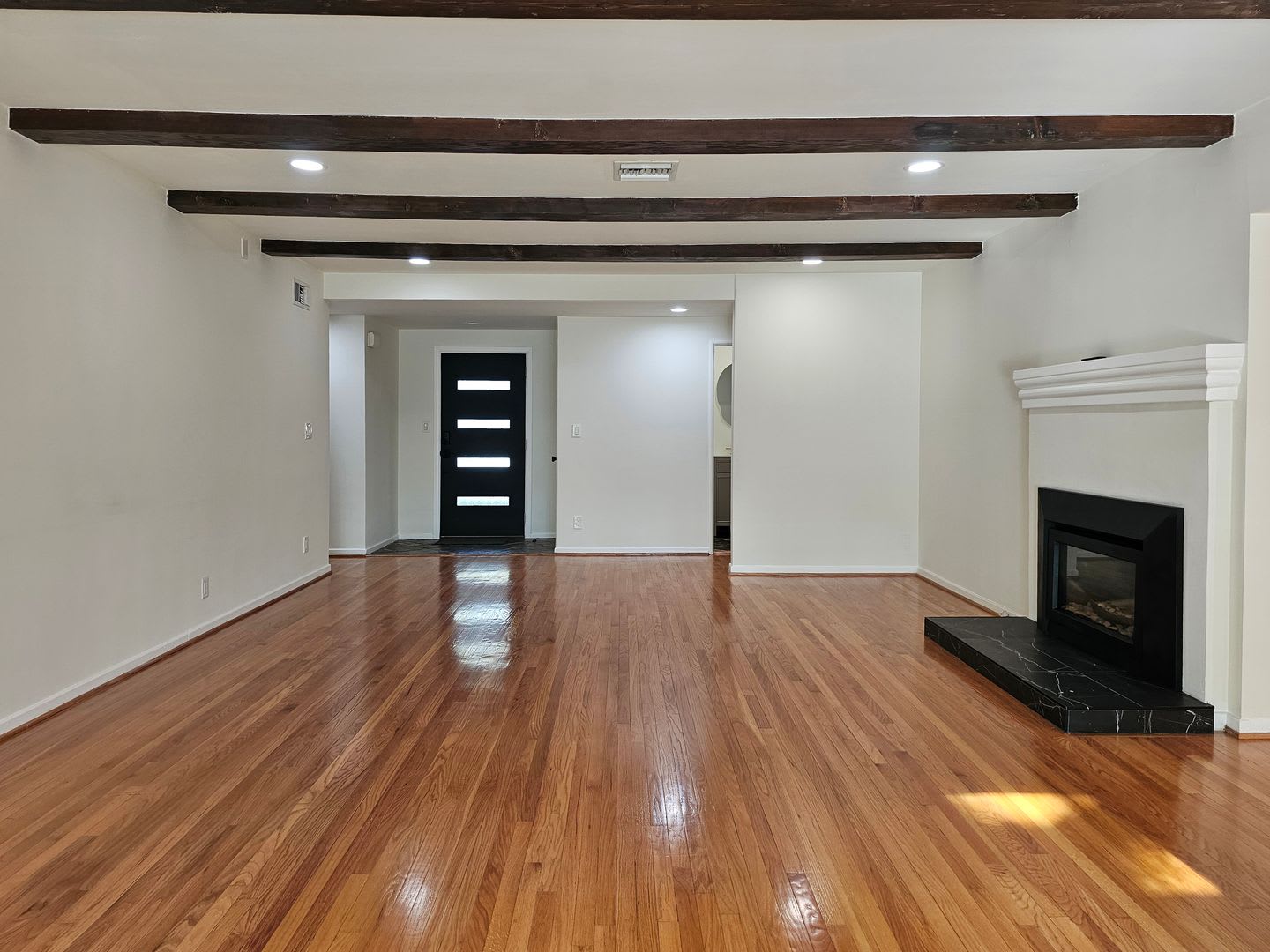 Over 2000 Square Foot Pool Home South of the Blvd. in Woodland Hills – photo 3