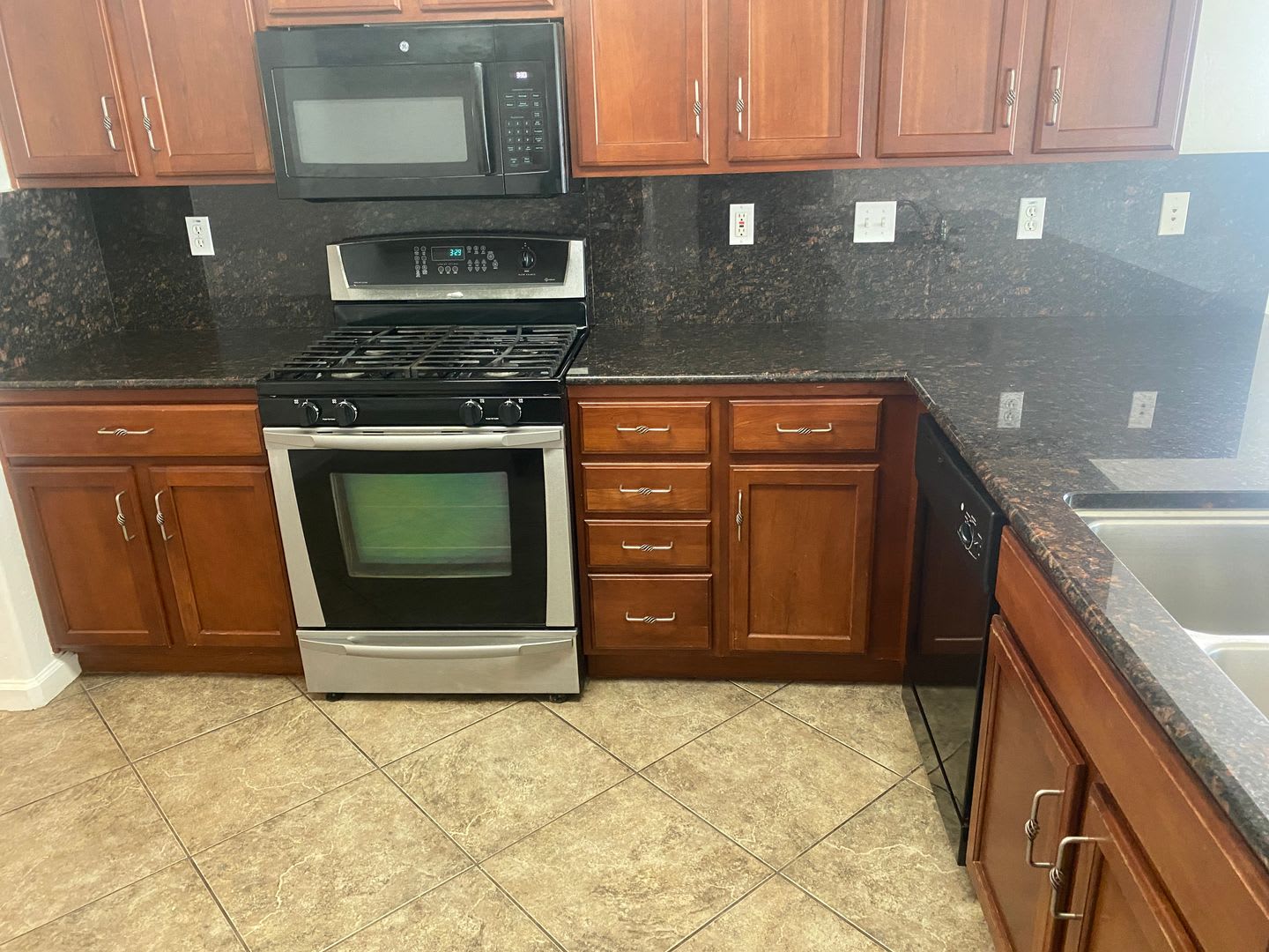 3 Bedroom 2 Bathroom In Se Visalia – photo 5