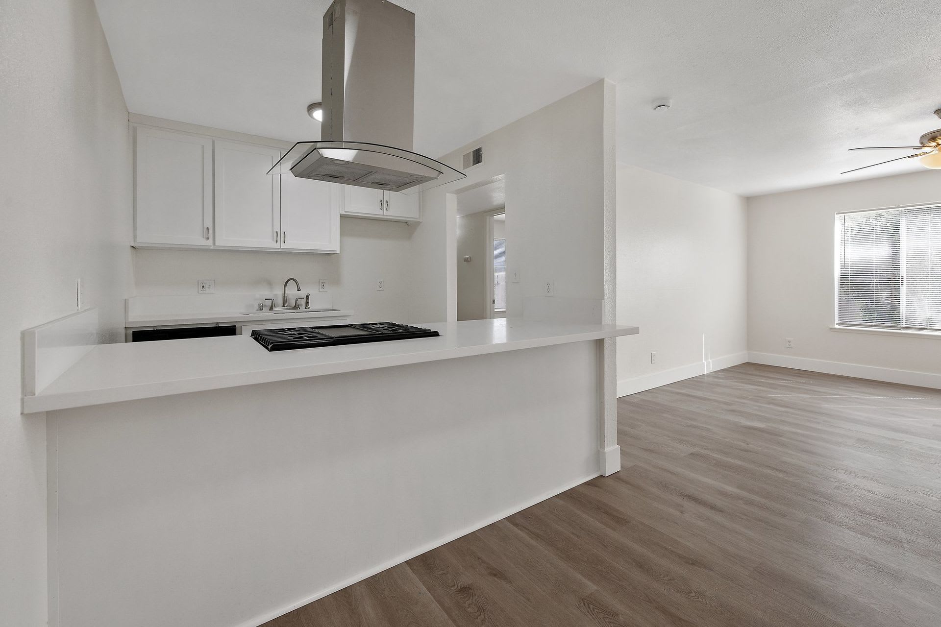 MOVE IN READY! 2 WEEKS OFF!! NO APP FEE! UPSTAIRS UNIT WITH BALCONY! – photo 3