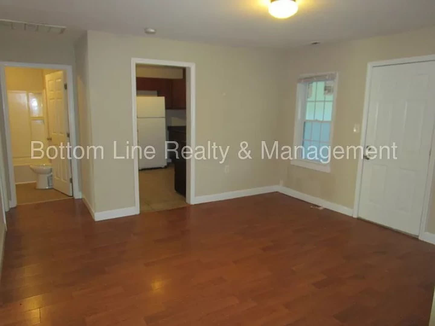Room in 3 Bedroom Home at Plainview Rd – photo 5