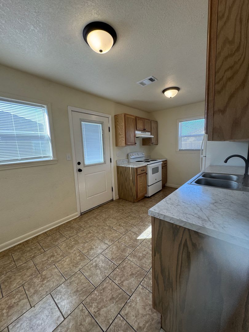 3 Bed / 1 Bath house in Truman. READY NOW! – photo 2