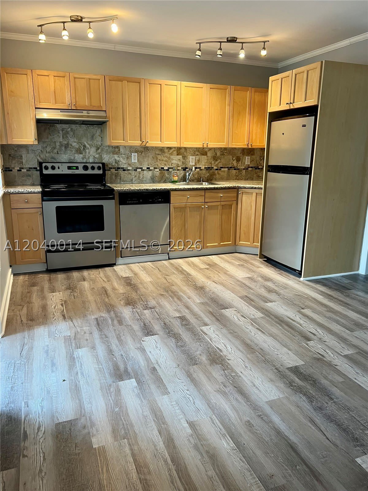 590 NW 40th Ct – photo 5