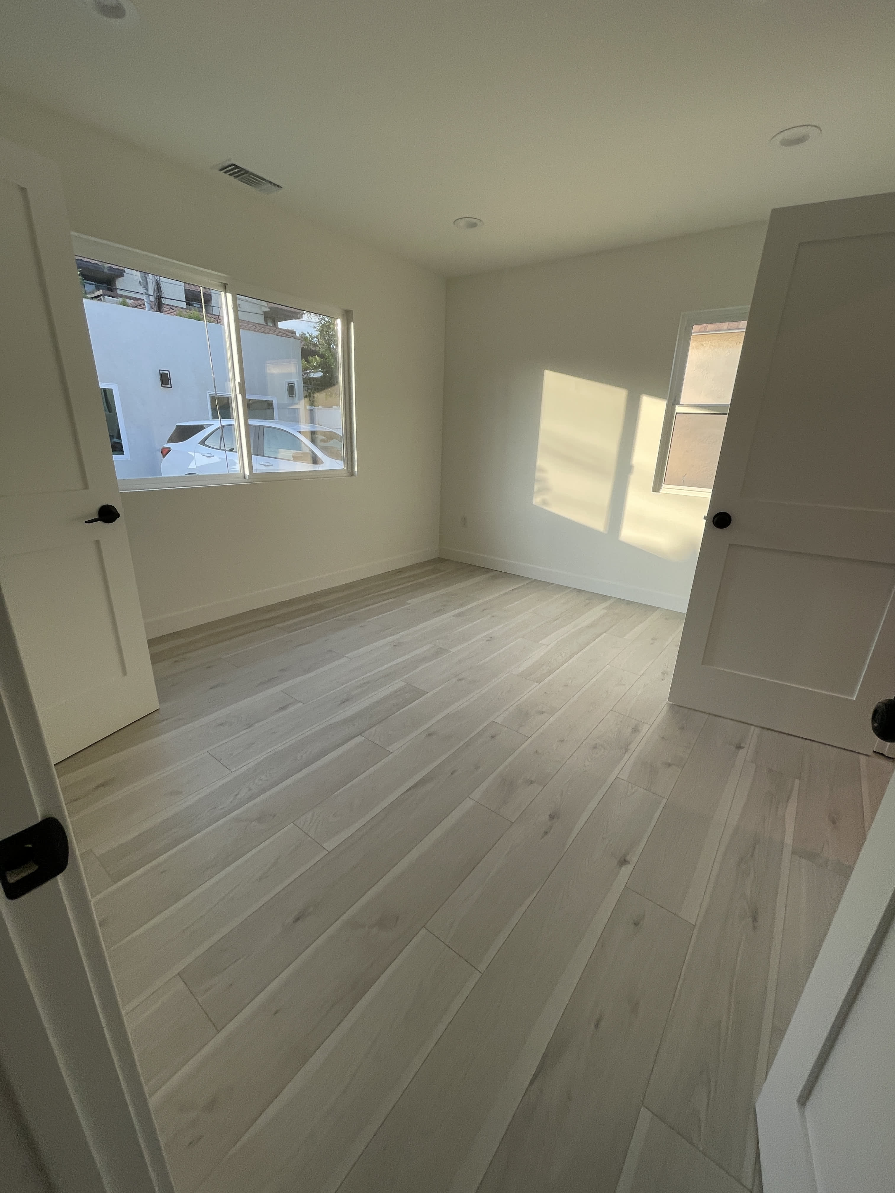 1049 Davis Avenue – photo 5