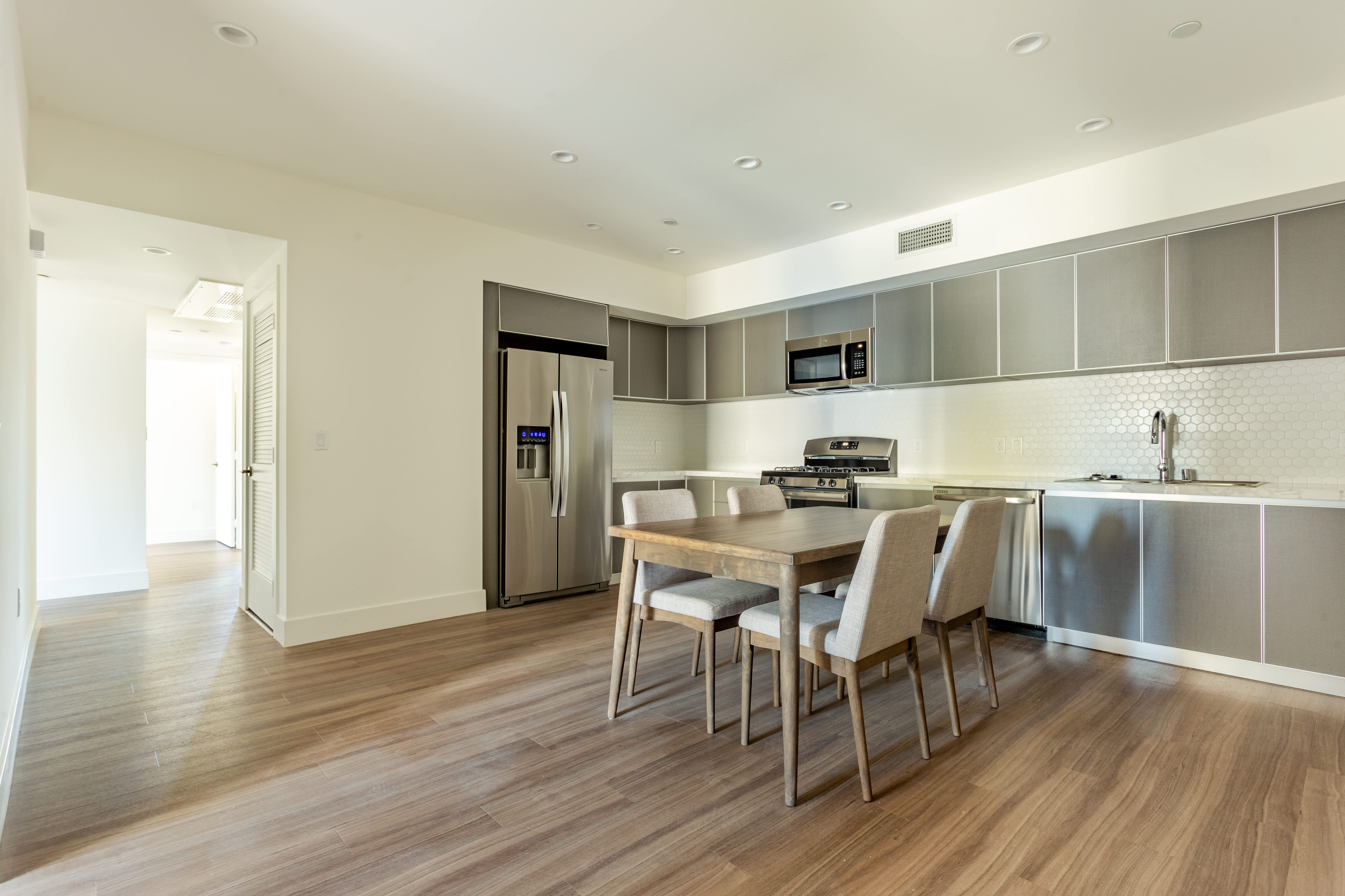1450 S Barrington Ave – photo 4