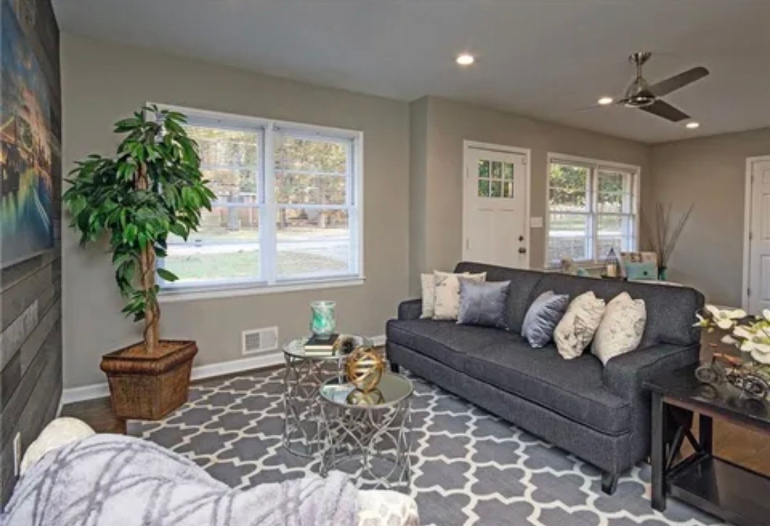 Beautifully renovated 3/2 home in Belvedere Park – photo 5
