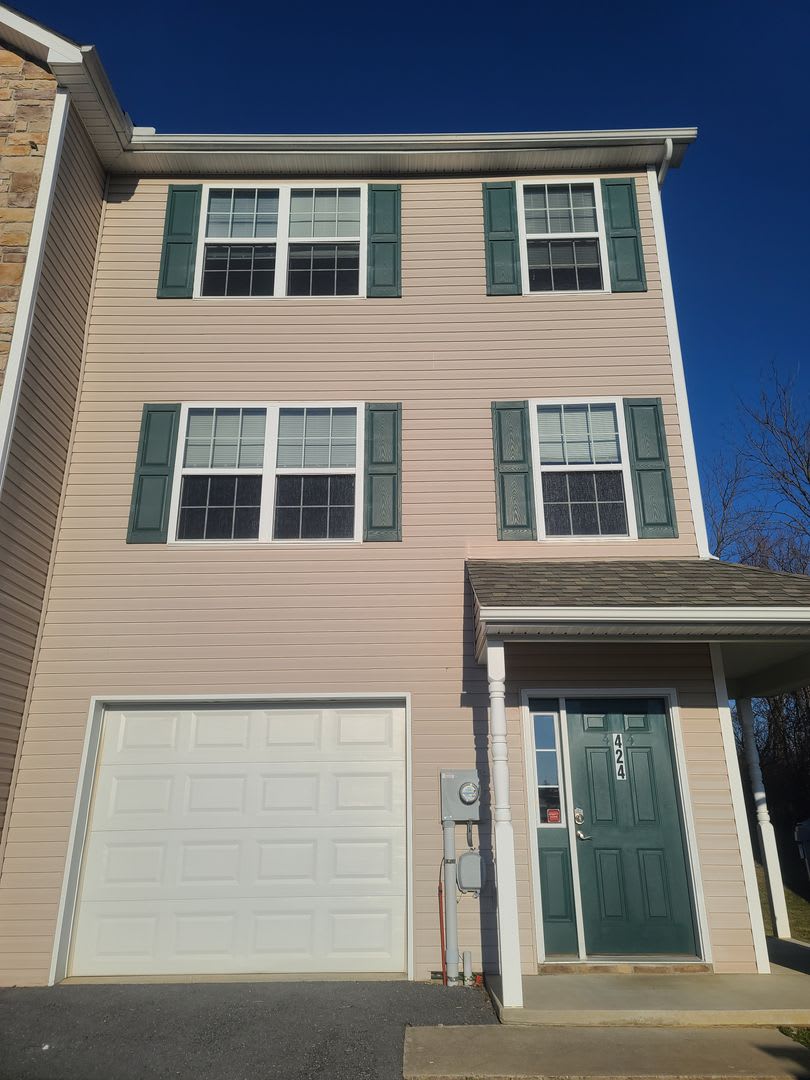 3 Bedroom 2 1 2 Bath End Unit Townhome For Rent In Waynesboro – photo 1