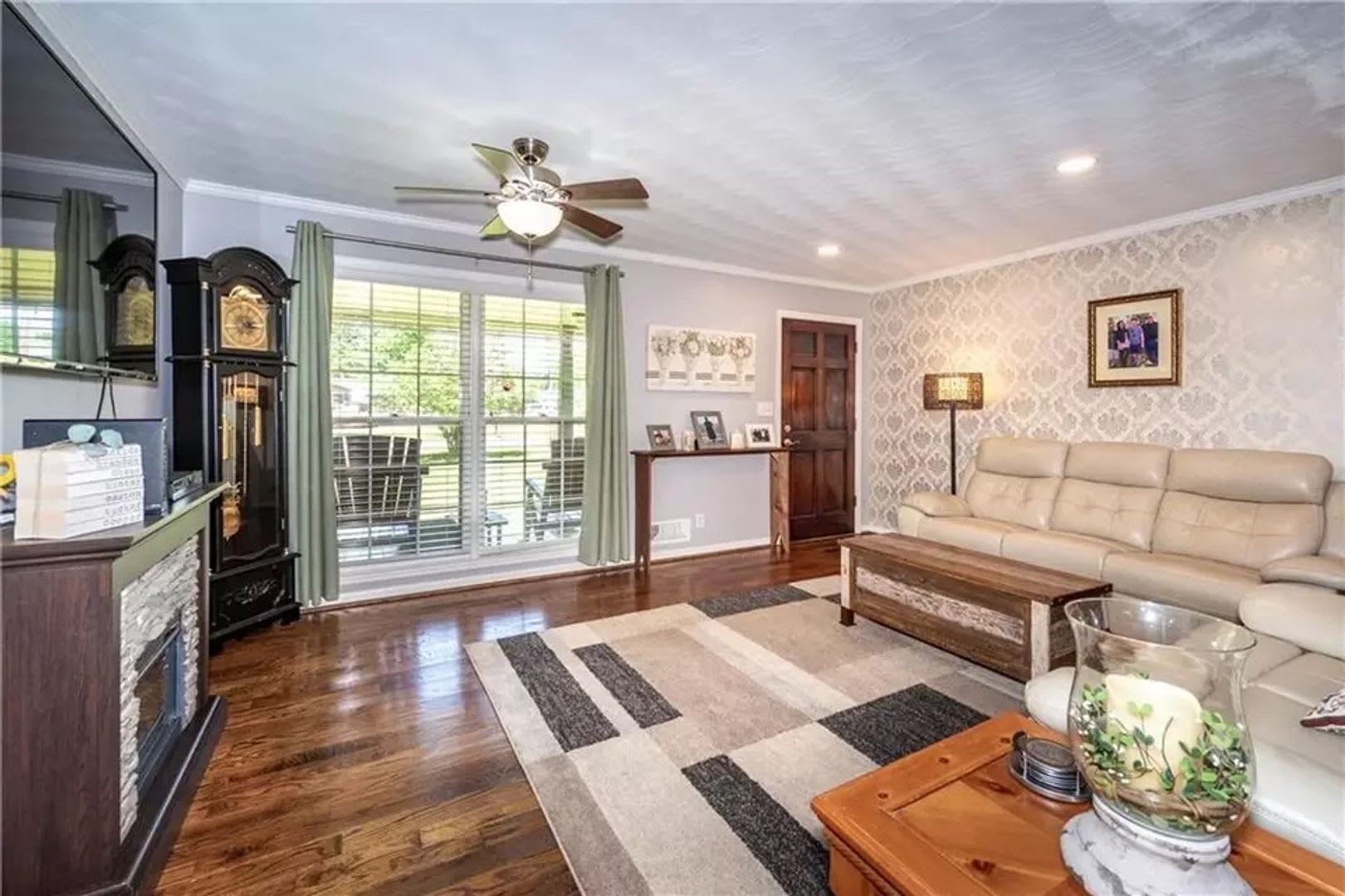 Room in 4 Bedroom Home at Morgan Ave – photo 4