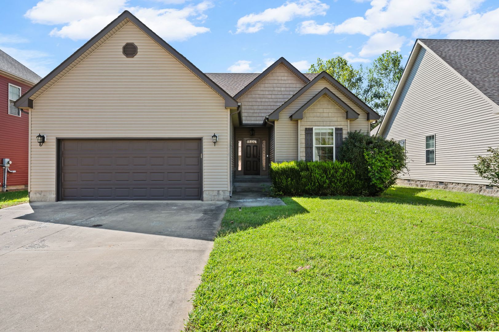 Single Family Home With High Ceilings And Covered Back Deck – photo 1