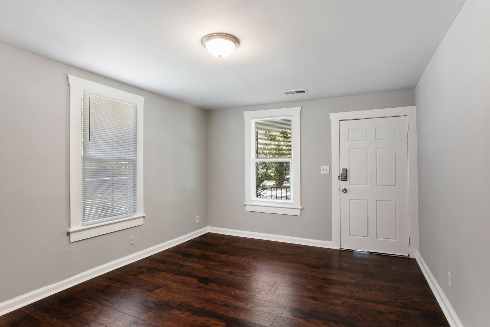 Large 4BR/2BA Home Walking Distance to Daffin Park – photo 3