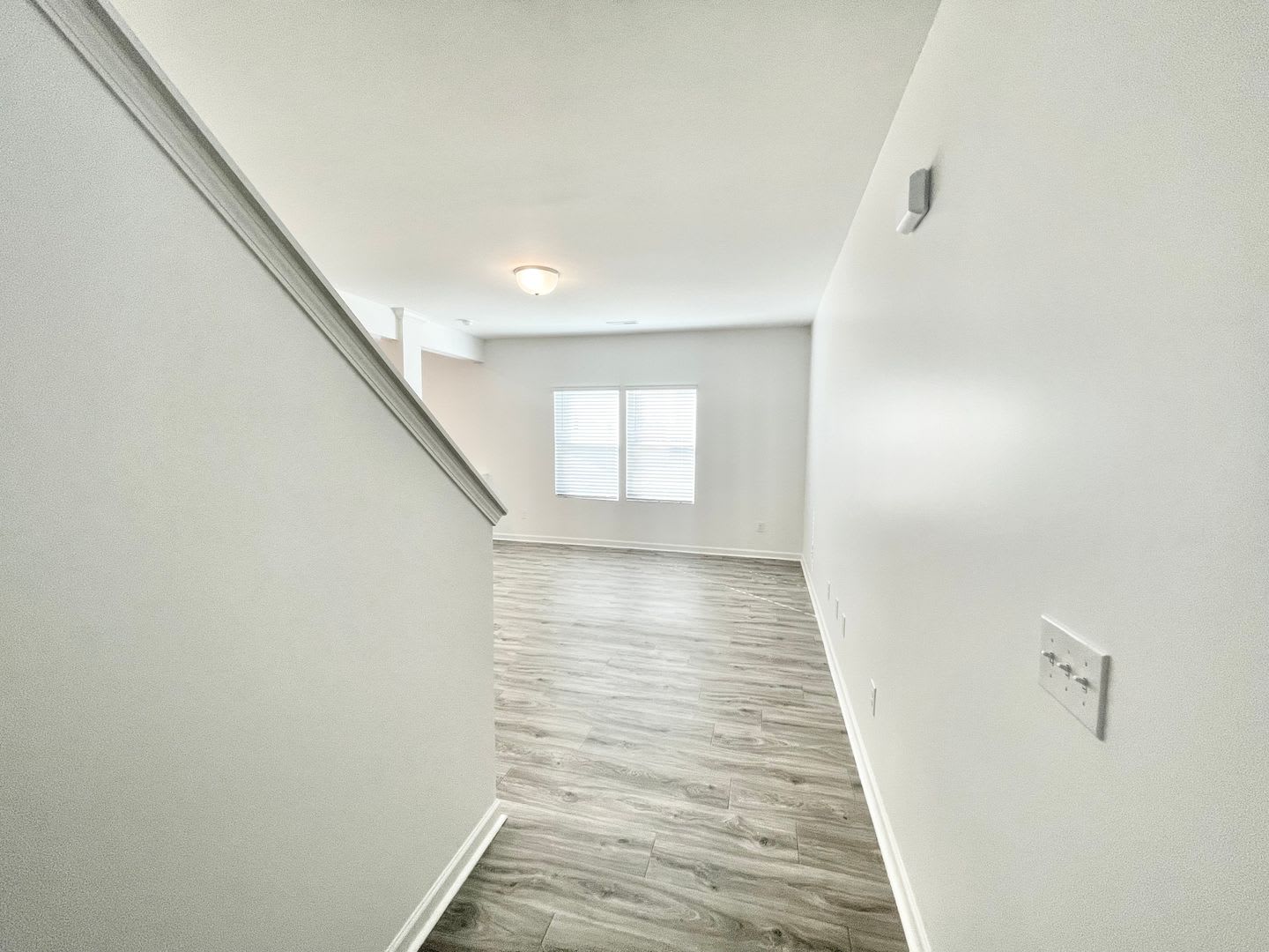 Beautiful 3Br 2 5Ba Home With Owner S Suite Designer Upgrades Available 08 20 – photo 2