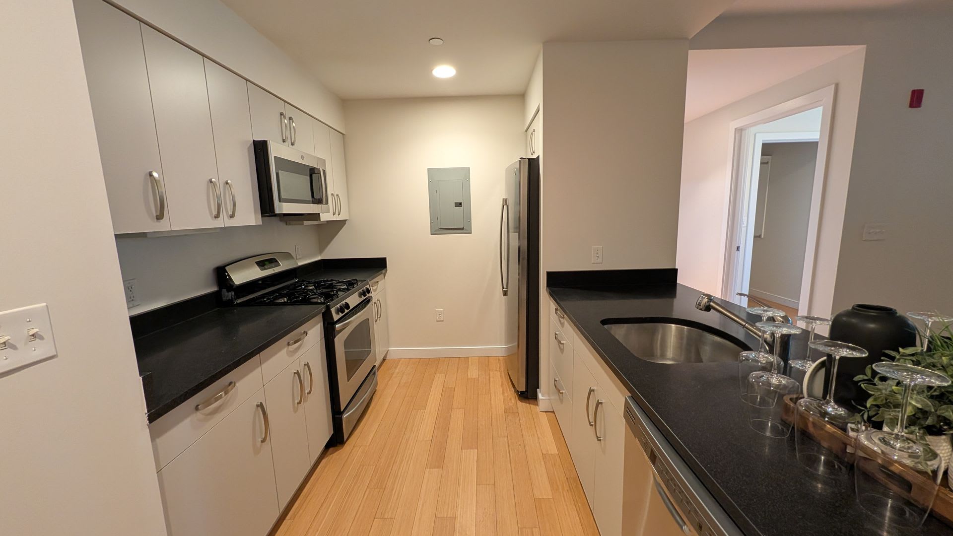 Get The Last One While It S Available Luxury South End 2 Bed 1 7 Bath Hot Water And Partial Heat Incl – photo 2