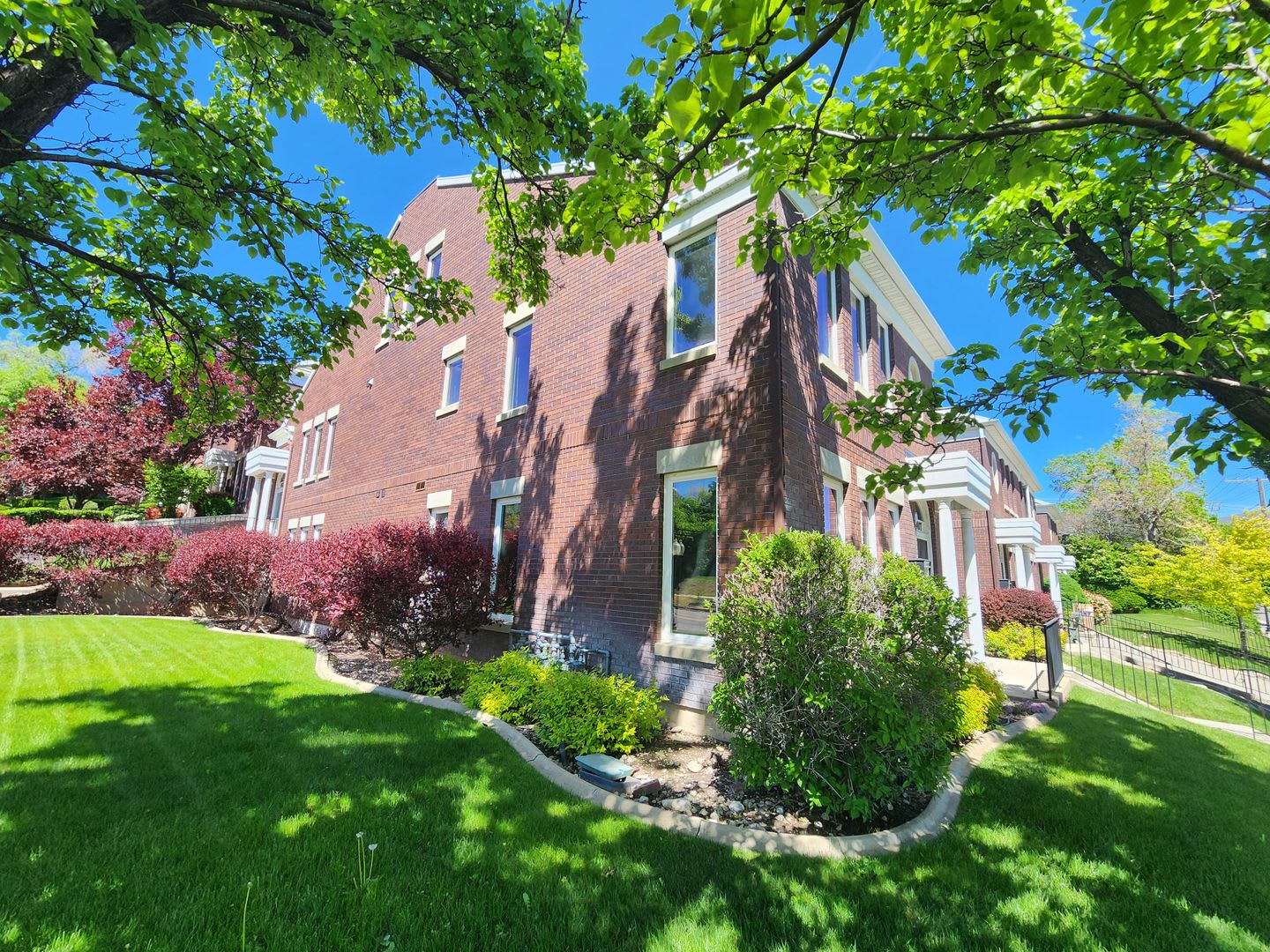 Aves Stunning 2 bd 2 bath Condo! Vaulted Ceilings! Garage! – photo 1
