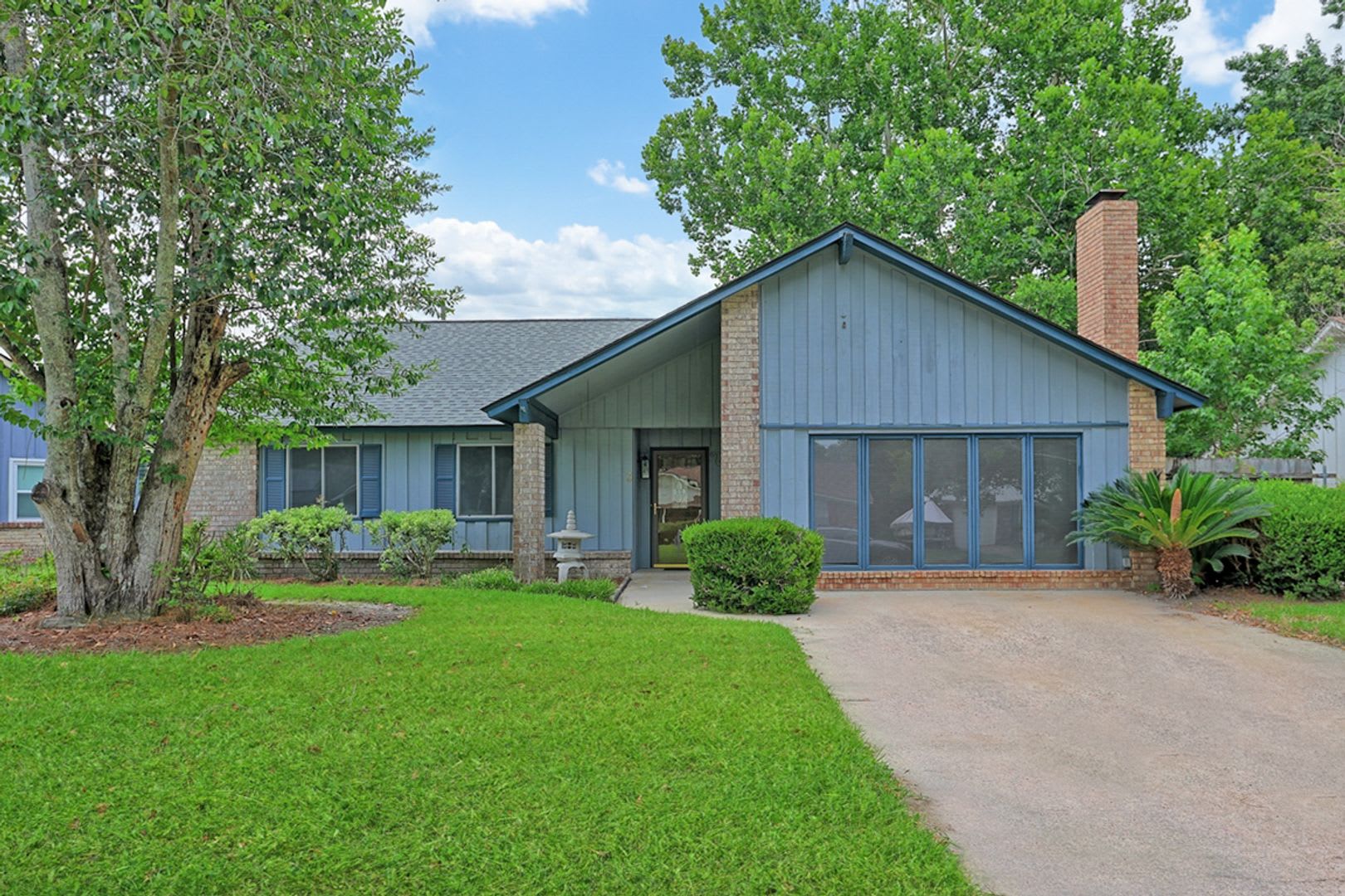 Beautifully Renovated 4-Bedroom, 2-Bath Home with Fenced Backyard – photo 2