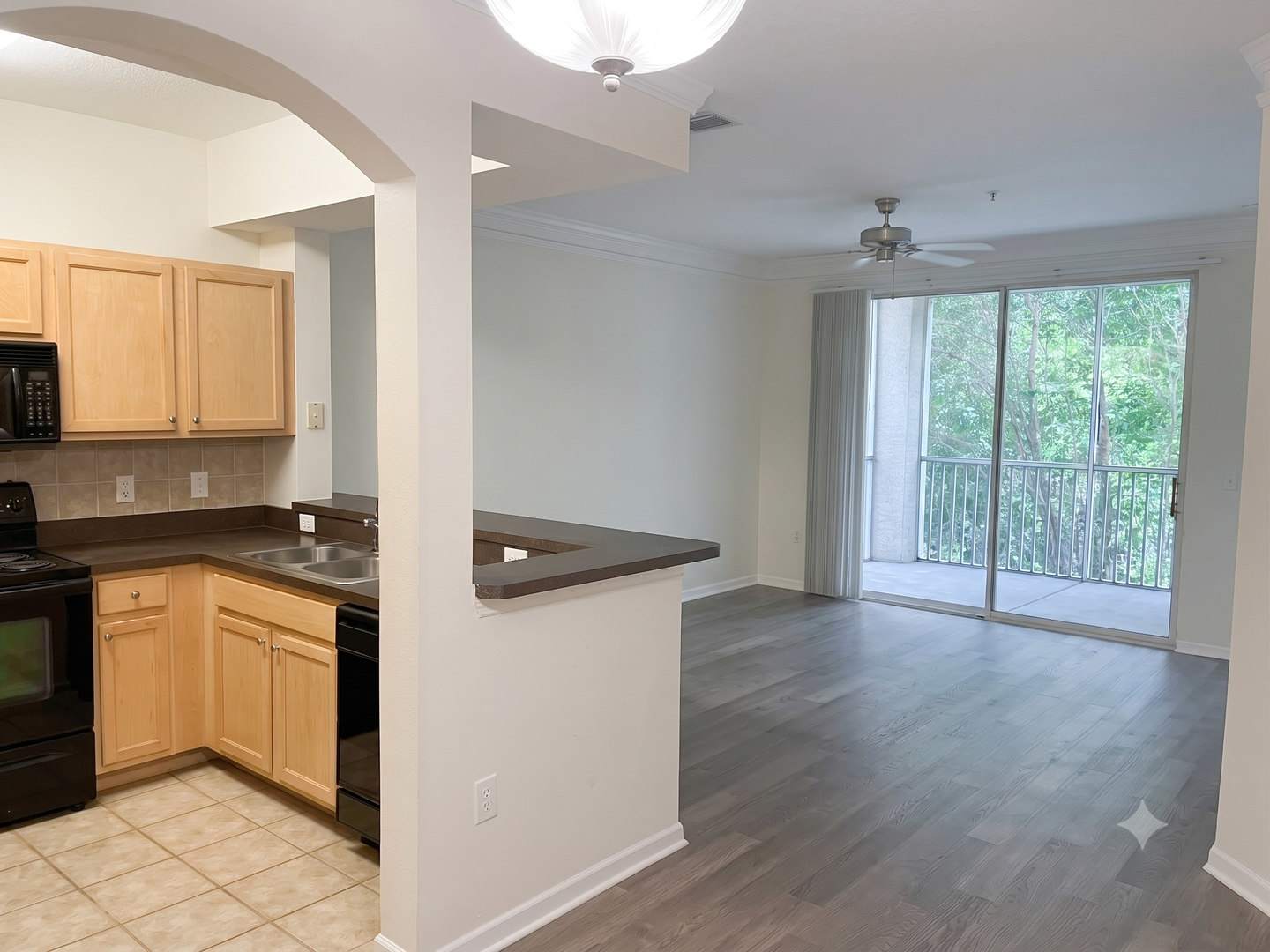 Beautiful 1 Bed / 1 Bath Condo in Gated Community – photo 1