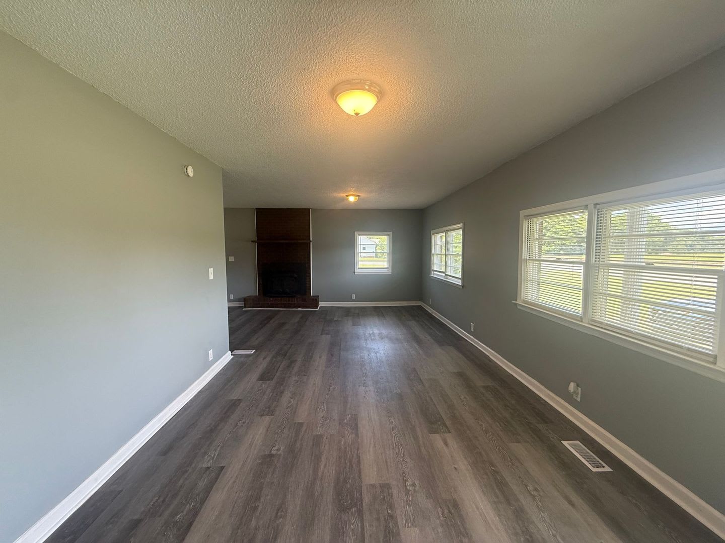 Three Bedroom Brick Home with Large Yard – photo 2