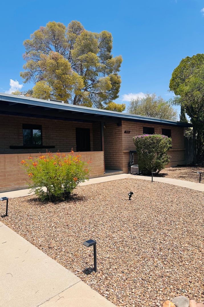 Beautiful And Pristine Condition 3 Bed 2 Bath Close To Davis Monthan Air Force Base – photo 1