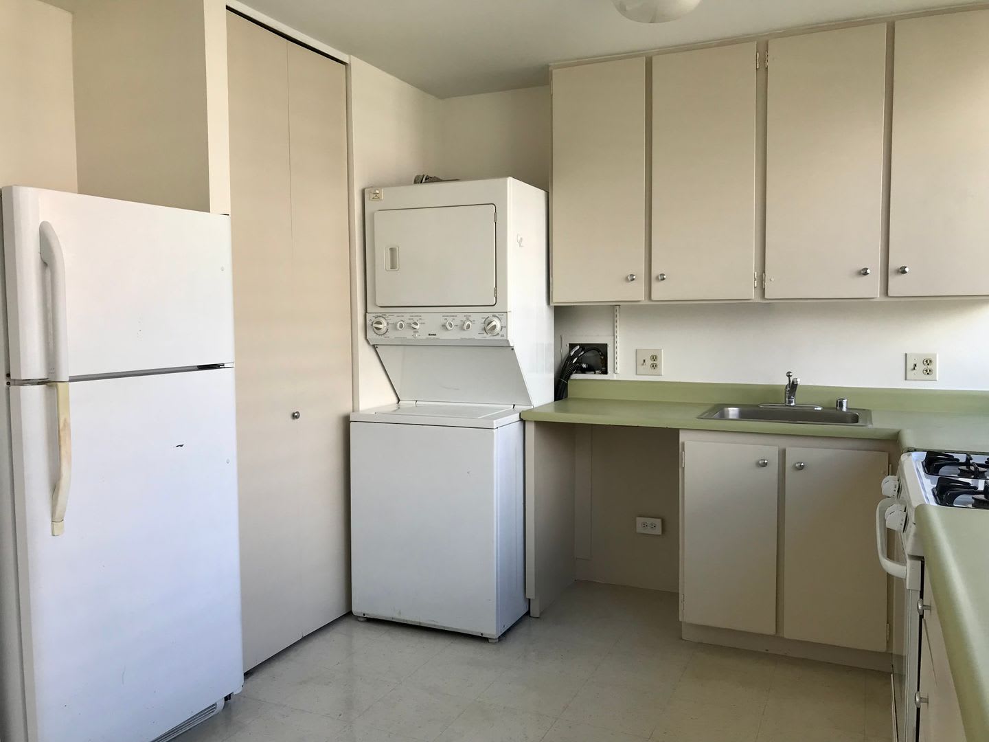 2/2/1 with Den/3rd Bedroom (Elec, Water, Sewer, Hot Water, Gas Included in Rent!) – photo 5